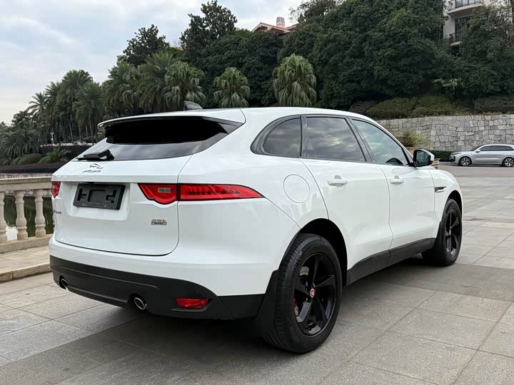 Фото 12 - Jaguar F-Pace