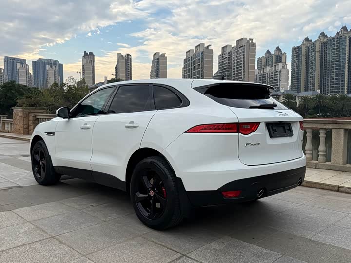 Фото 14 - Jaguar F-Pace