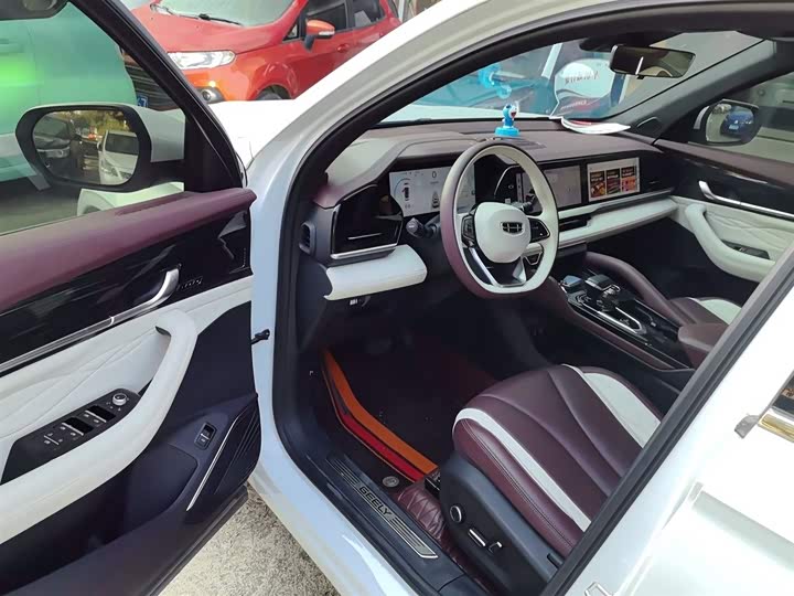 Фото 16 - Geely Monjaro