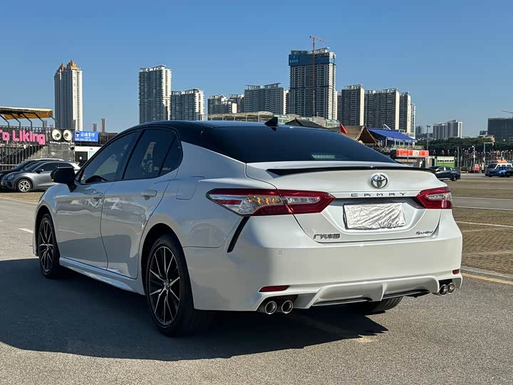 Фото 5 - Toyota Camry