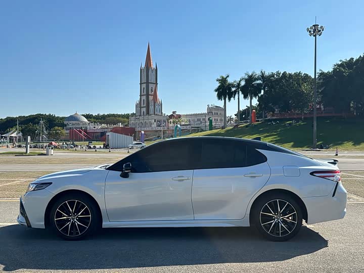 Фото 8 - Toyota Camry