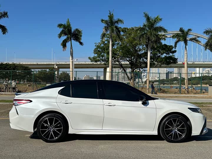 Фото 9 - Toyota Camry