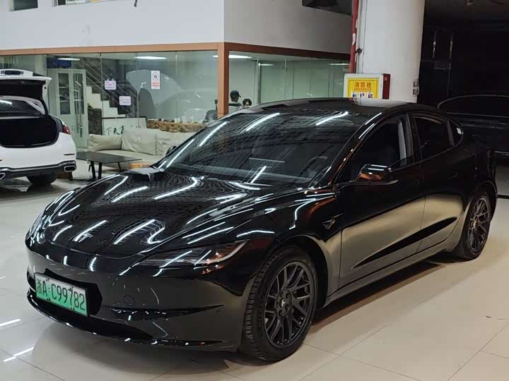 Фото 1 - Tesla Model 3