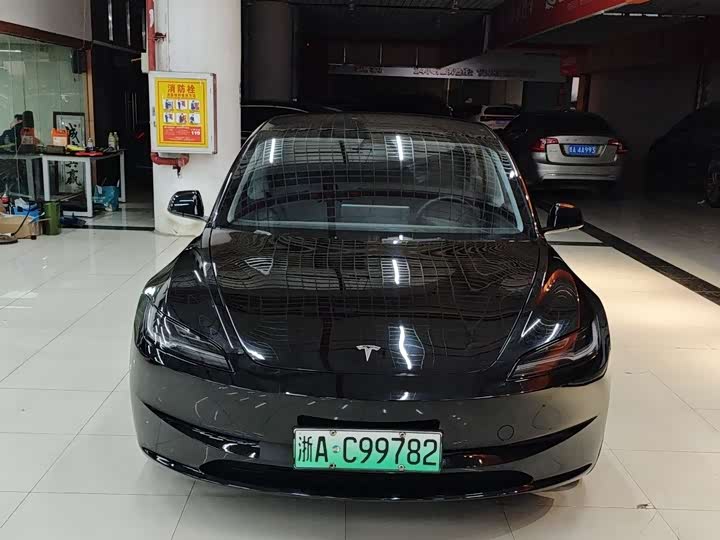 Фото 2 - Tesla Model 3