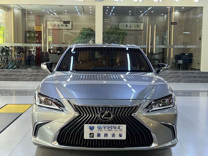 Фото 1 - Lexus ES