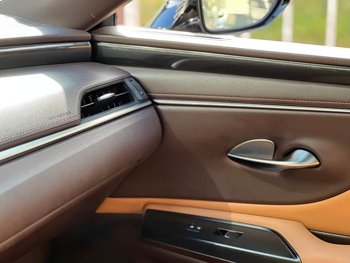 Фото 16 - Lexus ES