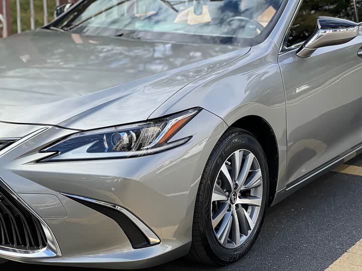 Фото 22 - Lexus ES