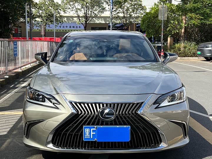 Фото 3 - Lexus ES