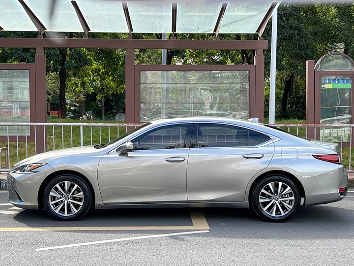 Фото 4 - Lexus ES