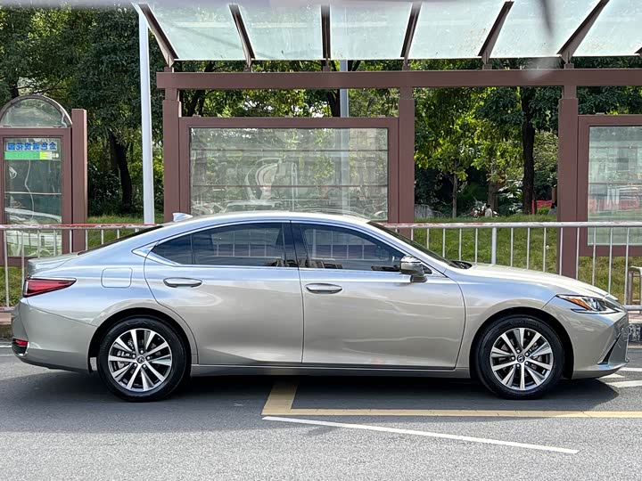 Фото 6 - Lexus ES