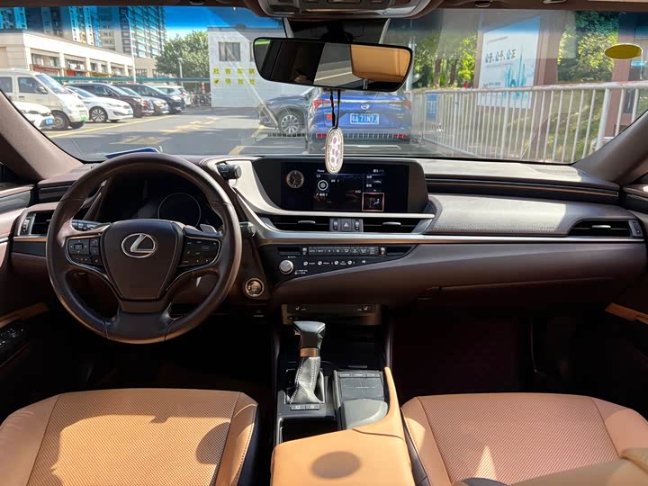 Фото 8 - Lexus ES