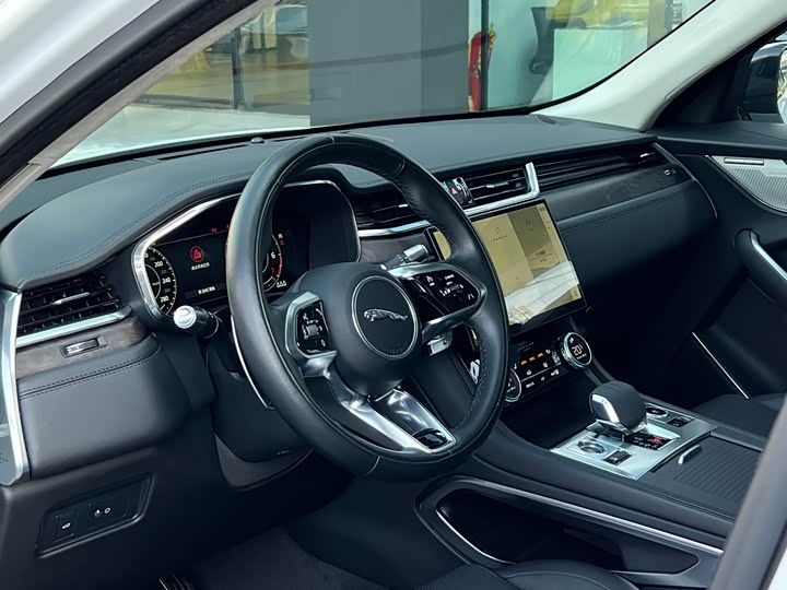 Фото 10 - Jaguar F-Pace