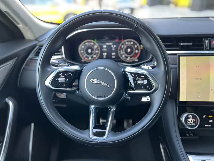 Фото 12 - Jaguar F-Pace