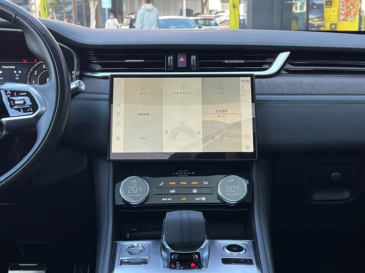 Фото 14 - Jaguar F-Pace