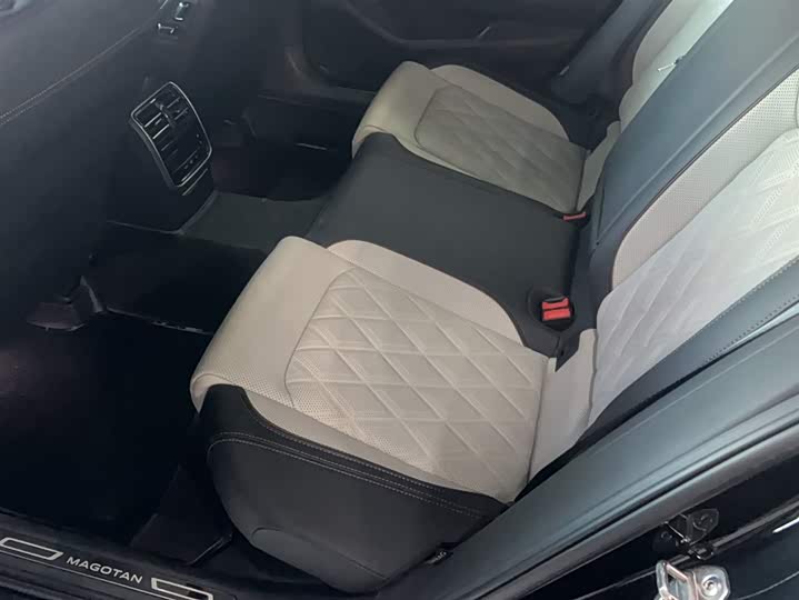 Фото 14 - Volkswagen Magotan