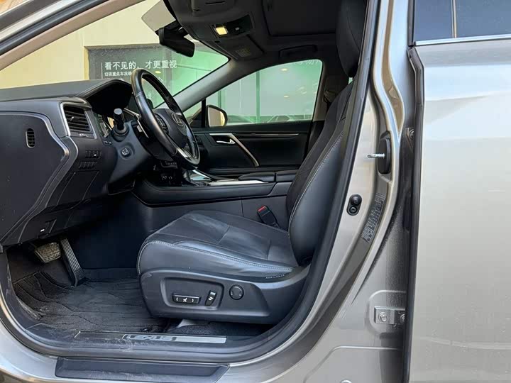 Фото 10 - Lexus RX