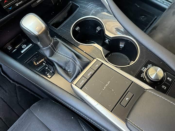 Фото 14 - Lexus RX