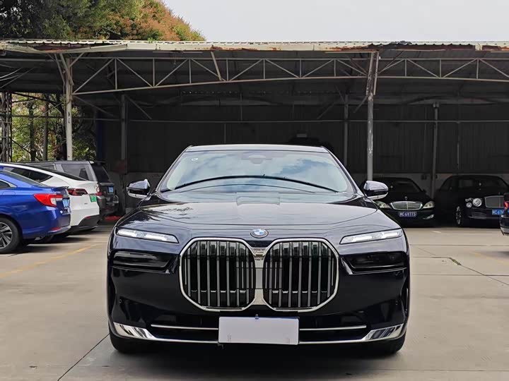 Фото 2 - BMW 7 Series