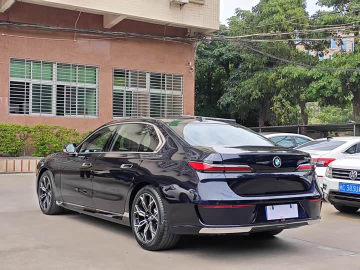 Фото 3 - BMW 7 Series