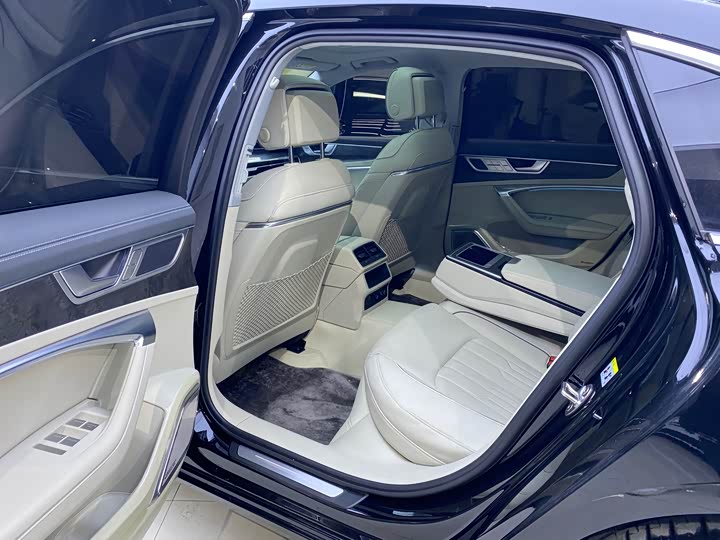 Фото 12 - Audi A6L