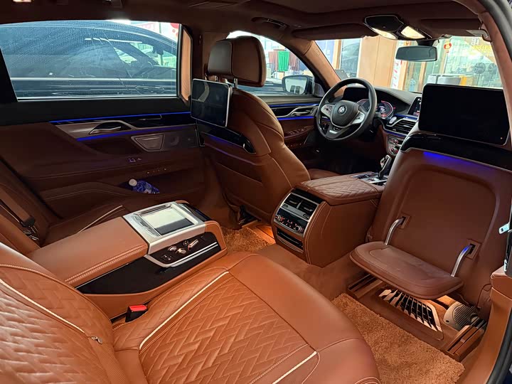 Фото 10 - BMW 7 Series