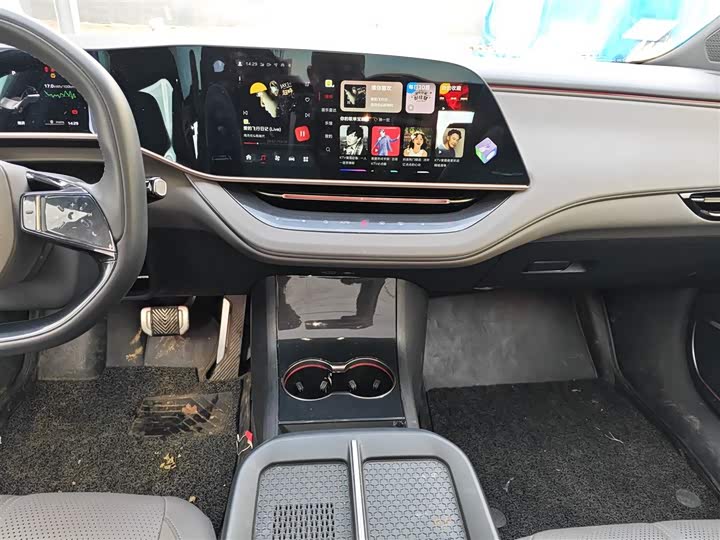 Фото 13 - Hongqi EH7