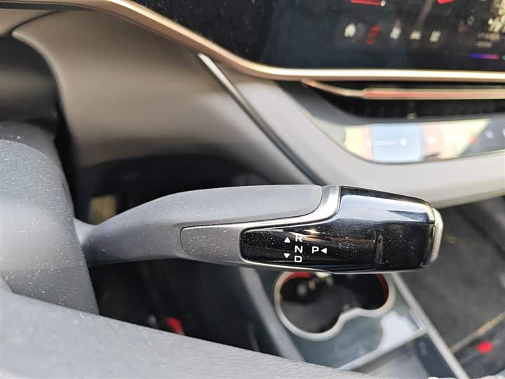 Фото 14 - Hongqi EH7