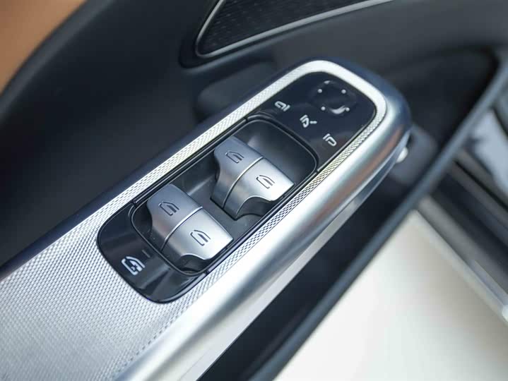 Фото 10 - Mercedes-Benz E-Class