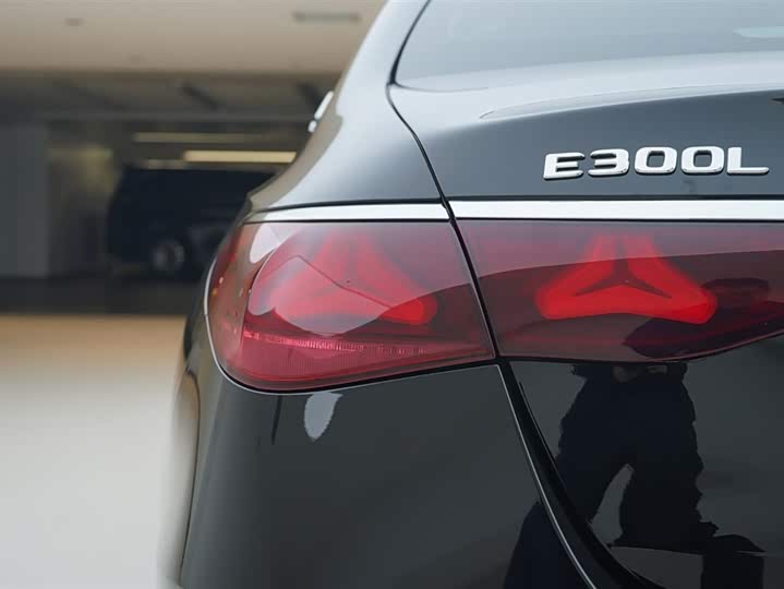 Фото 15 - Mercedes-Benz E-Class