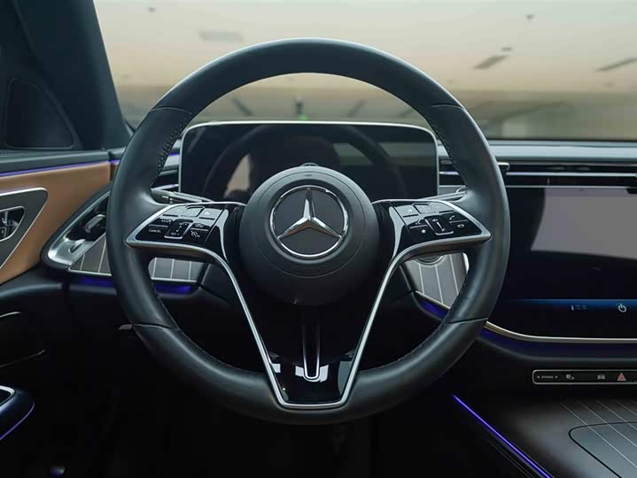 Фото 17 - Mercedes-Benz E-Class