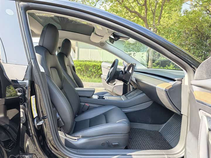 Фото 14 - Tesla Model 3