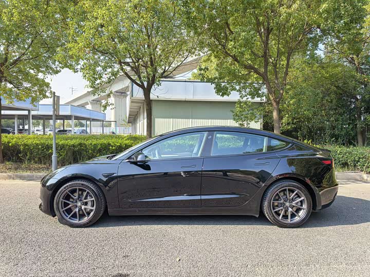 Фото 4 - Tesla Model 3