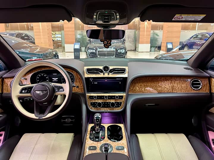 Фото 11 - Bentley Bentayga