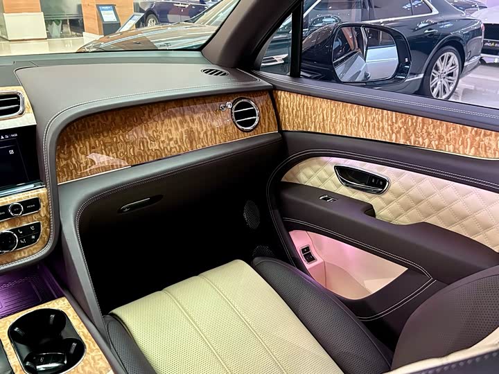 Фото 14 - Bentley Bentayga