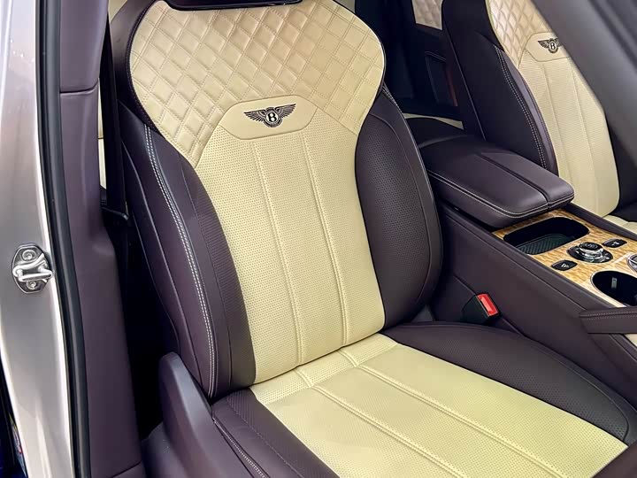 Фото 16 - Bentley Bentayga