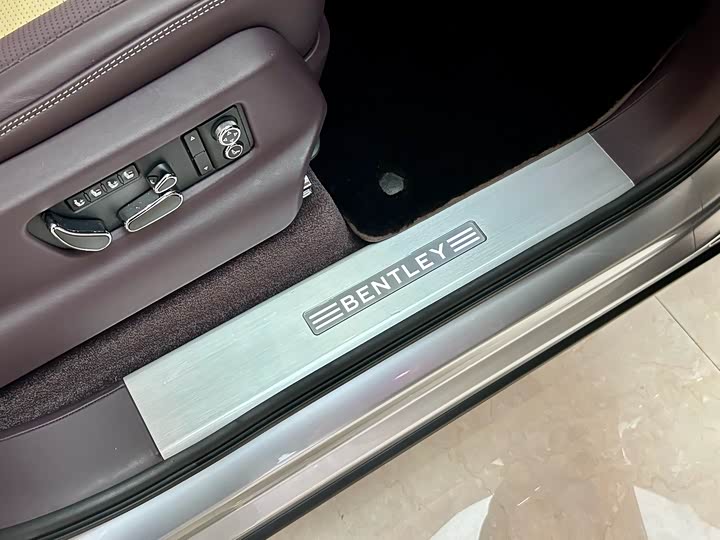 Фото 19 - Bentley Bentayga