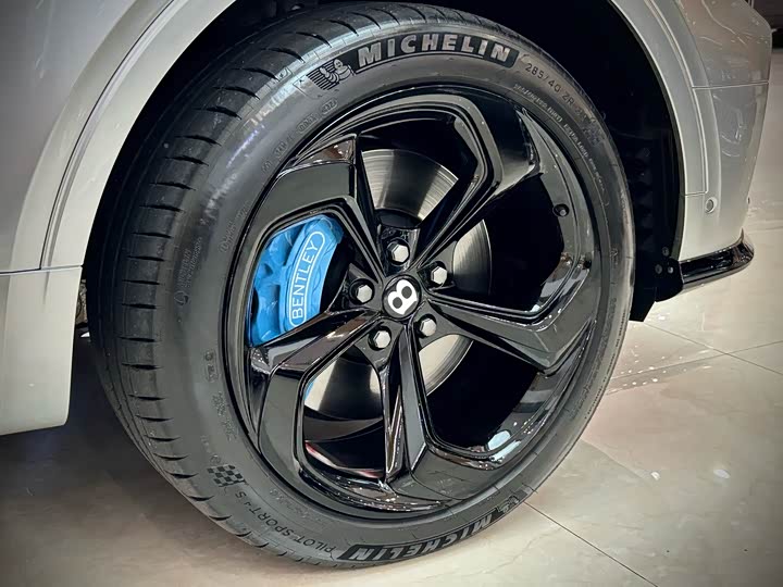 Фото 23 - Bentley Bentayga