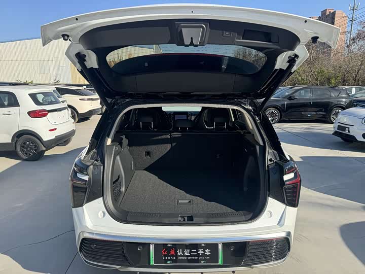 Фото 14 - Hongqi HS3 Hybrid