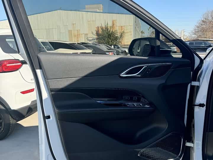 Фото 8 - Hongqi HS3 Hybrid