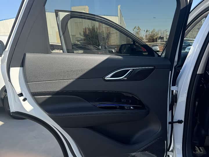 Фото 9 - Hongqi HS3 Hybrid