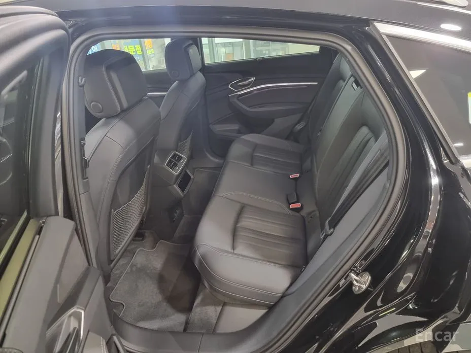 Фото 13 - Audi Q8 e-tron