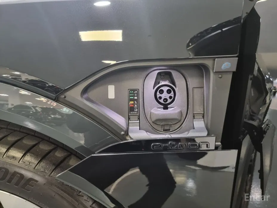 Фото 17 - Audi Q8 e-tron