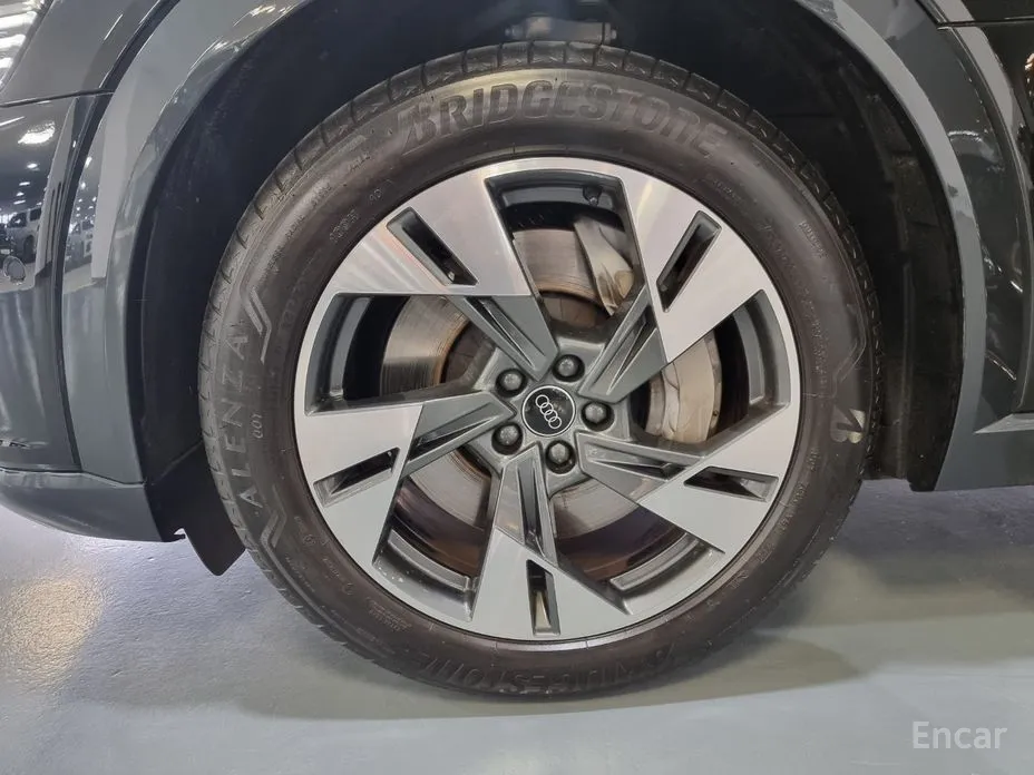 Фото 5 - Audi Q8 e-tron