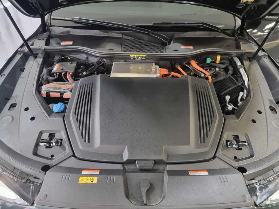 Фото 6 - Audi Q8 e-tron