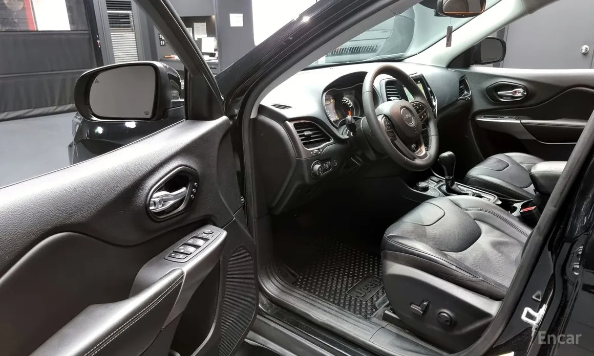 Фото 10 - Jeep Cherokee