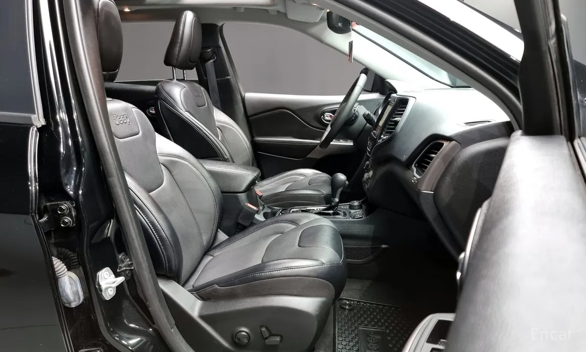 Фото 11 - Jeep Cherokee