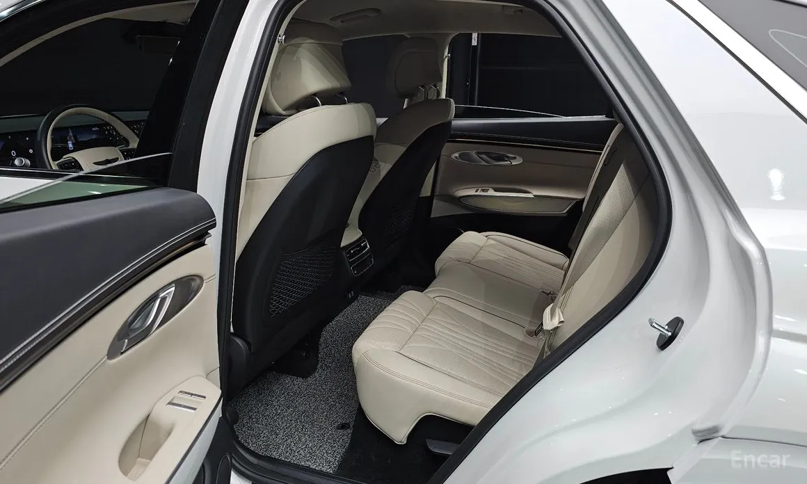 Photo 12 - Genesis GV70