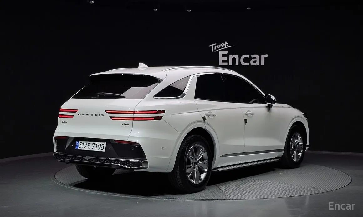 Photo 2 - Genesis GV70