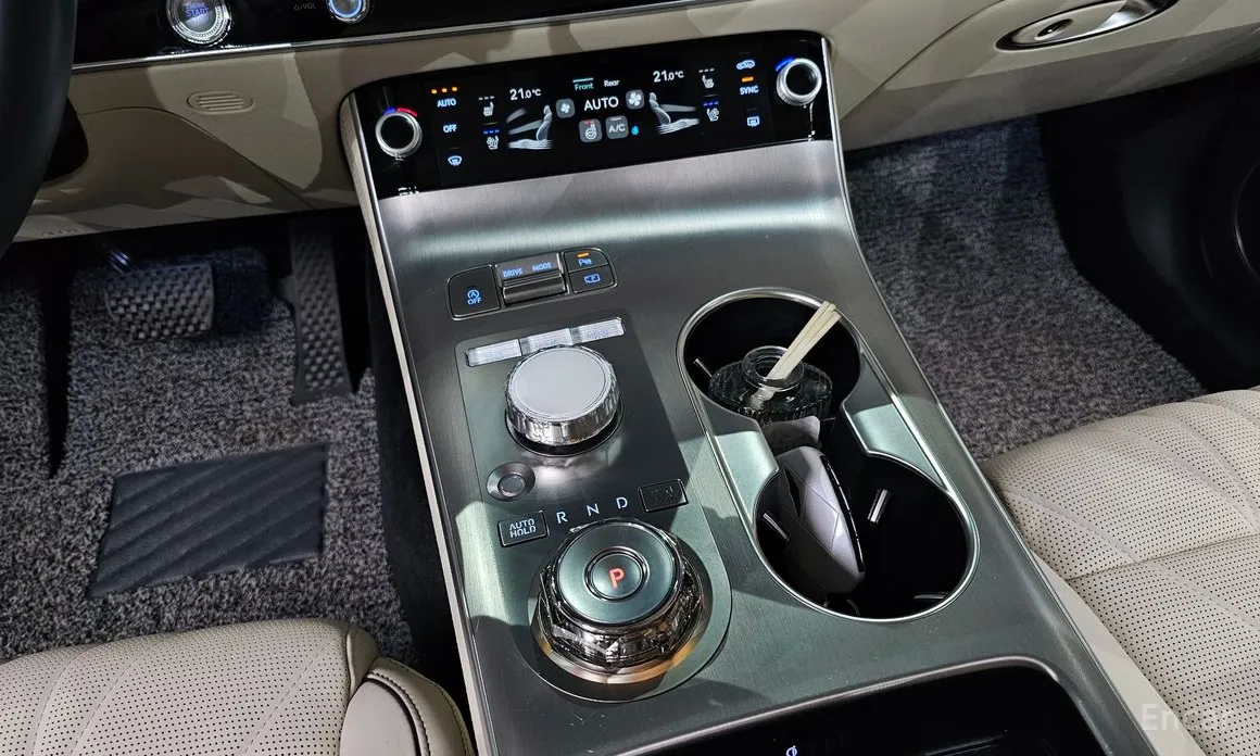 Photo 9 - Genesis GV70