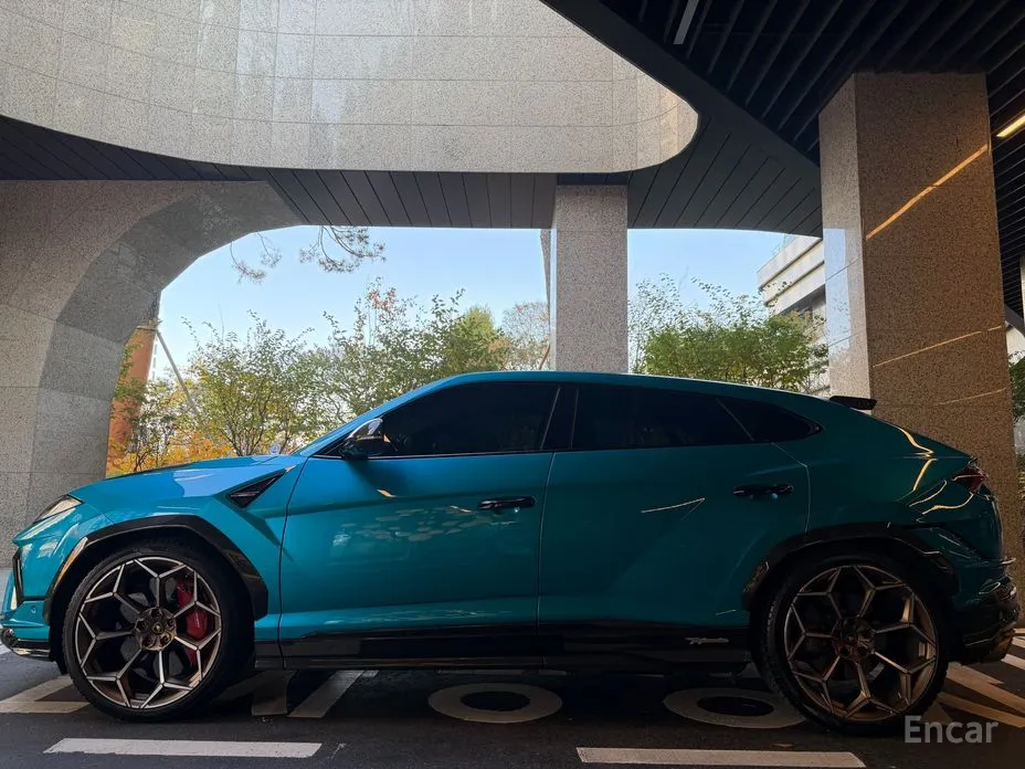 Фото 2 - Lamborghini Urus